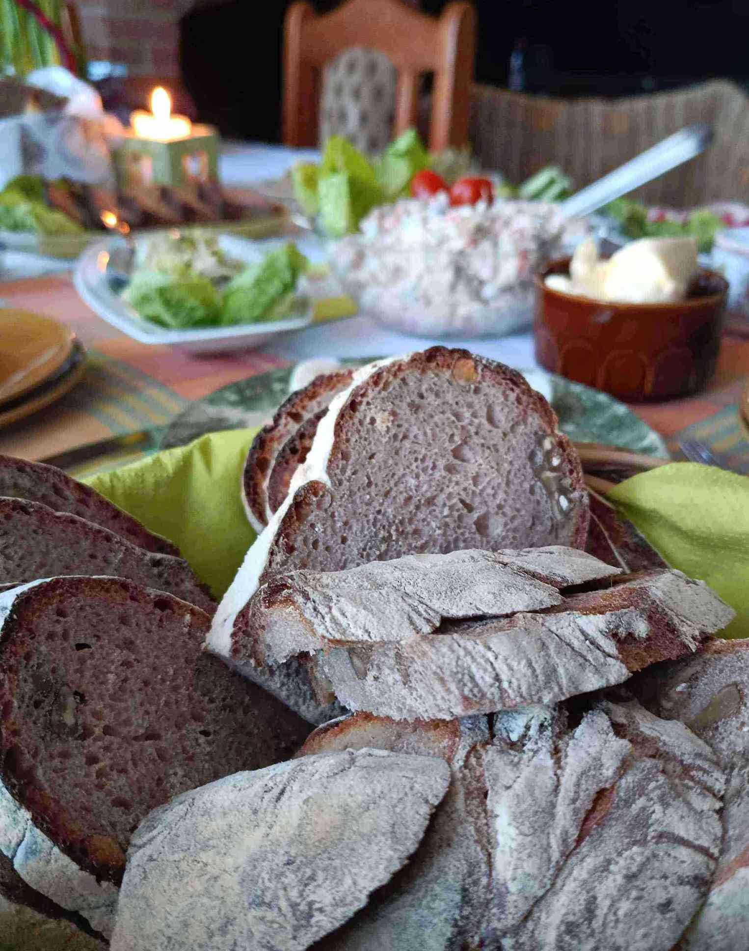 pokrojony bochenek chleba w agroturystyce z wyywieniem